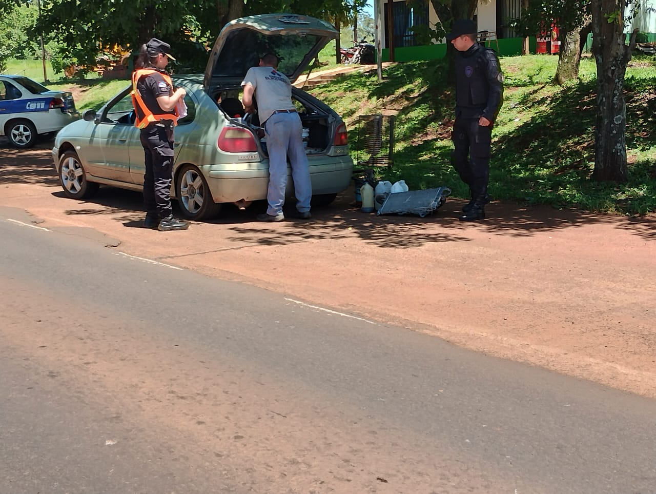 Detectaron droga oculta dentro del baúl de un auto y detuvieron al ...