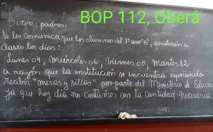 Photo of En medio del reclamo salarial docente, el BOP 112 de Oberá da clases con sillas y mesas por turno