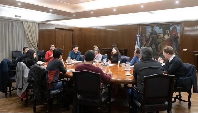 Photo of A la expectativa de nuevos anuncios, Batakis se reunió con funcionarios del Gabinete económico