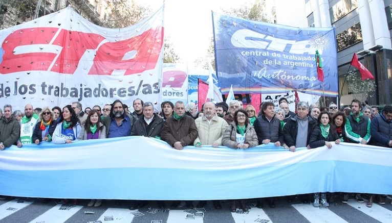 Photo of Masiva marcha de la CTA y la CGT en rechazo a “los especuladores”