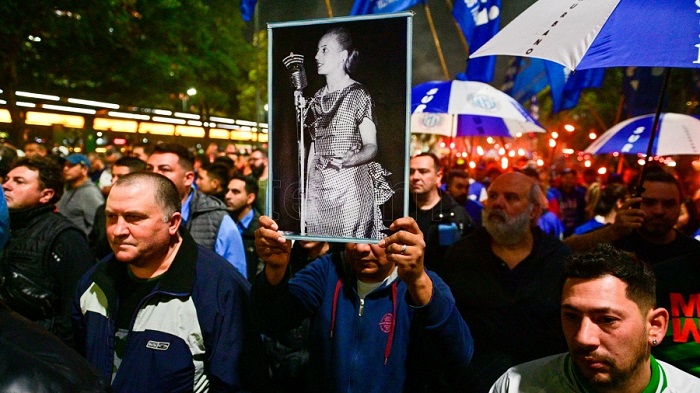 Photo of Multitudinaria marcha de antorchas por Evita, a favor del Gobierno y contra “los antipatria”