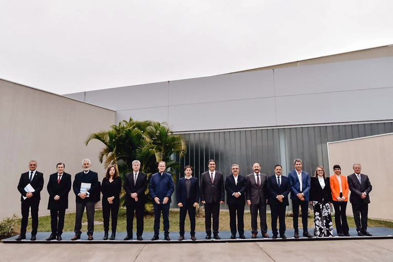 Gobernadores se reúnen para analizar las primeras medidas de Massa