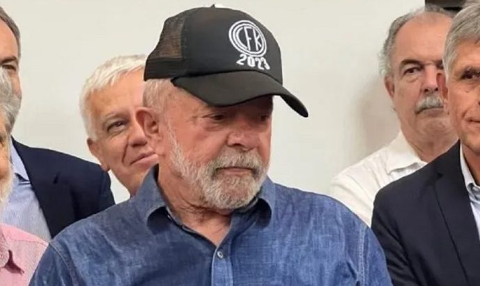 Photo of “CFK 2023”: la gorra que Cristina Britez le alcanzó a Lula Da Silva en su búnker
