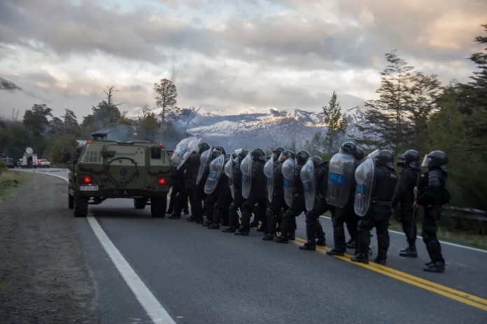 Photo of Desalojo y represión a integrantes de la Lof Winkul Mapu en Villa Mascardi