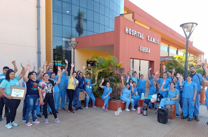 Photo of Continúa el Paro de trabajadores de la empresa de limpieza del hospital SAMIC de Oberá.