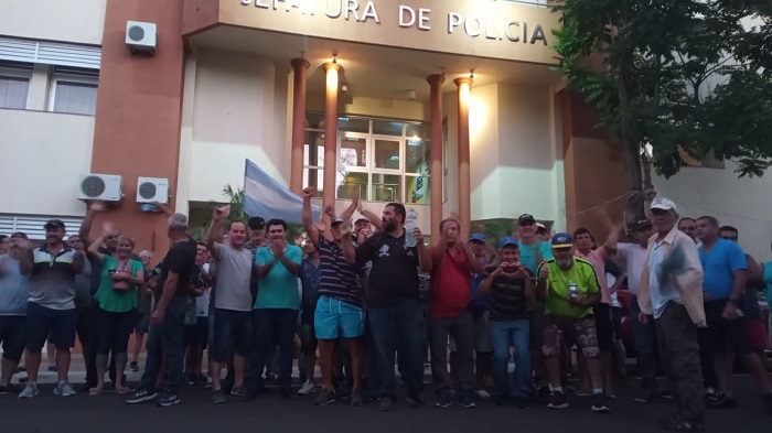 Photo of Bases policiales acampan frente a Jefatura tras ninguneo del Gobierno de Misiones