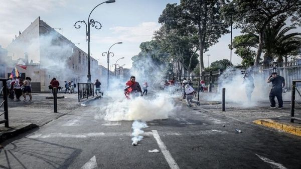 Photo of Policía de Perú reprime movilización en Lima contra Dina Boluarte