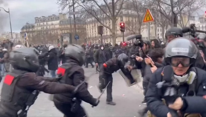 Photo of Francia: feroz represión de la policía en la movilización contra la reforma jubilatoria