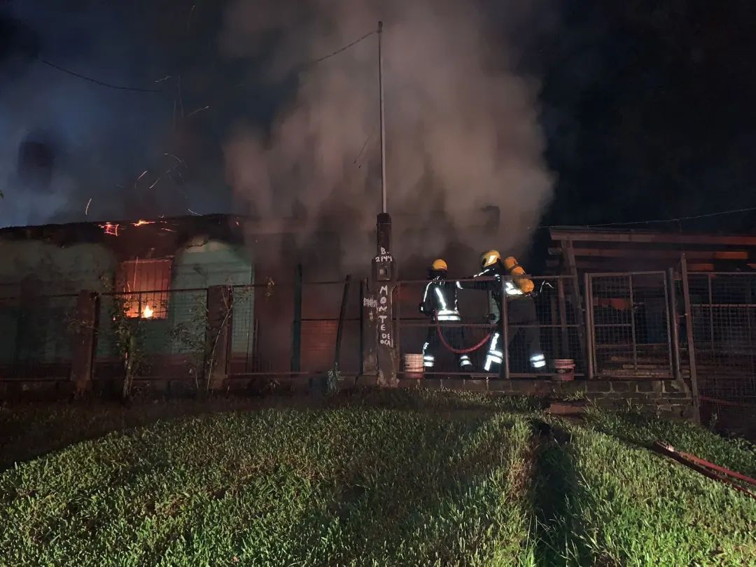 Un hombre  incendió su casa con la familia adentro y fue arrestado