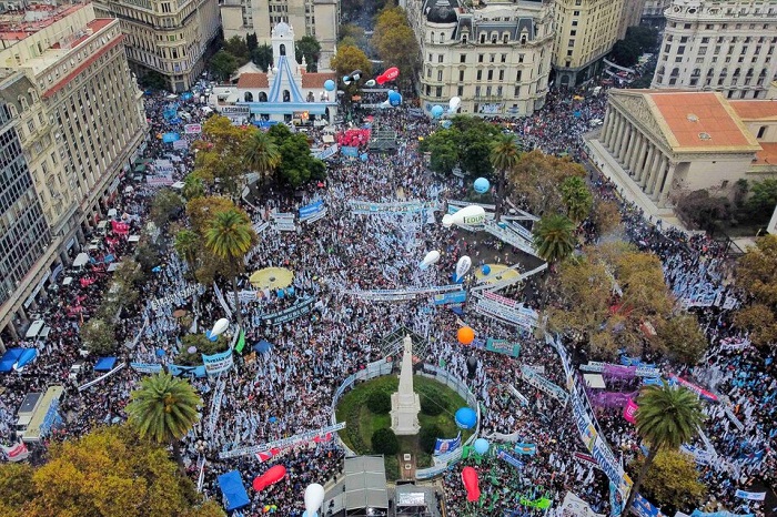 Photo of Cristina Kirchner y la multitud: La democracia degradada y la necesidad de sumar