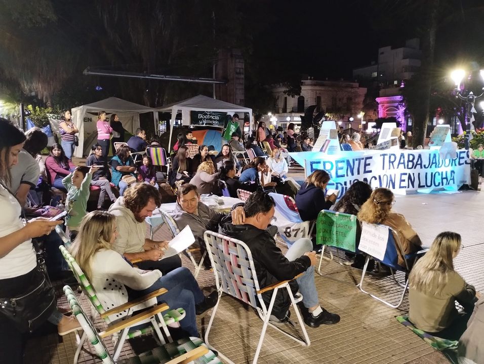 Photo of Docentes convocaron a un paro de 72 horas: “nuestro lugar son las aulas, no la calle”