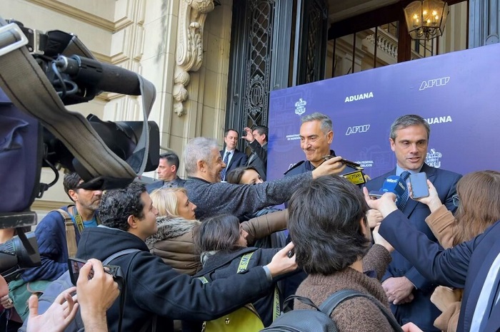 Photo of La Aduana allanó 23 entidades financieras y detuvo a dos personas por fugar dólares
