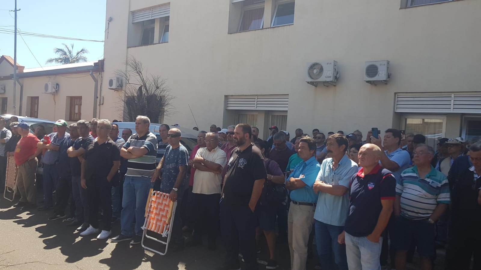Photo of Retirados y jubilados de la Policía acampan frente a Jefatura, exigen que se convoque a la Mesa de Diálogo