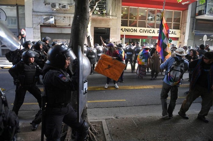 Photo of Denuncian que la policía porteña reprimió al Tercer Malón de la Paz en la sede de la UCR
