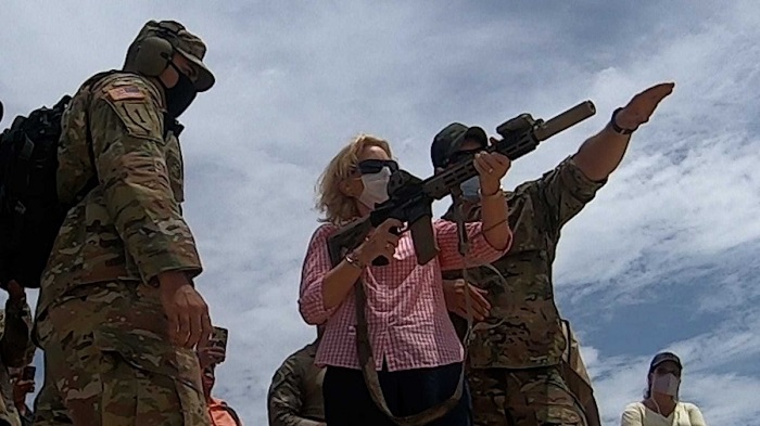 La exembajadora de Estados Unidos en Guyana, Sarah-Ann Lynch, recibe instrucciones de disparo de un soldado estadounidense durante los Tradewinds 2021 (Foto: Comando Sur de Estados Unidos)