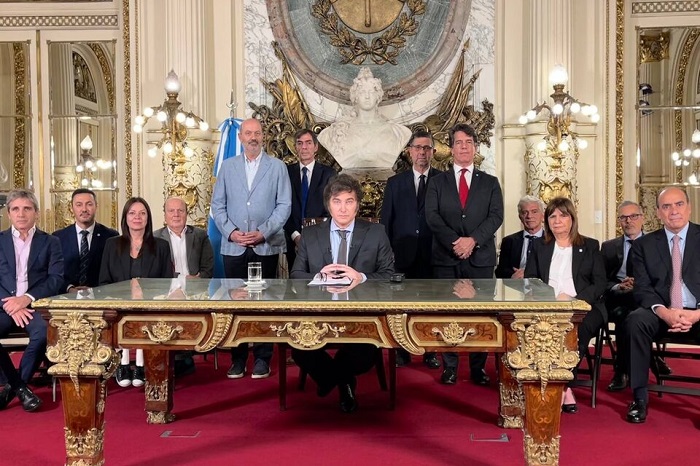Photo of Por cadena, Milei anunció un DNU que le da pleno poder al mercado en salud, alquileres, trabajo y alimentos