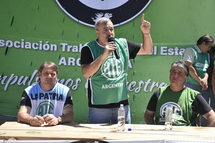 Photo of En rechazo a la Ley Ómnibus y en defensa del FGS, ATE moviliza a sus delegados y centro de jubilados al Congreso