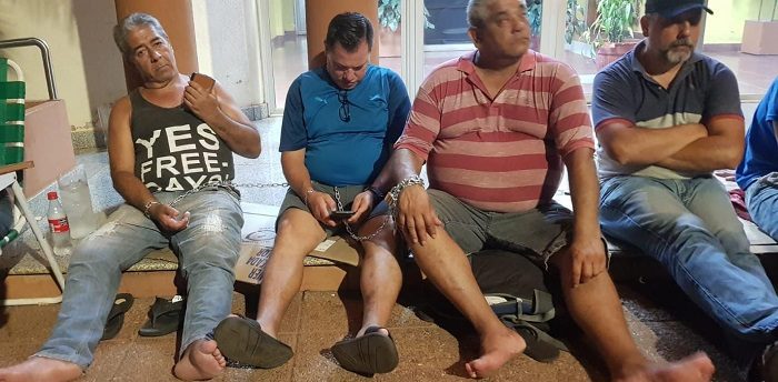 Photo of Policías retirados se encadenaron frente a Jefatura