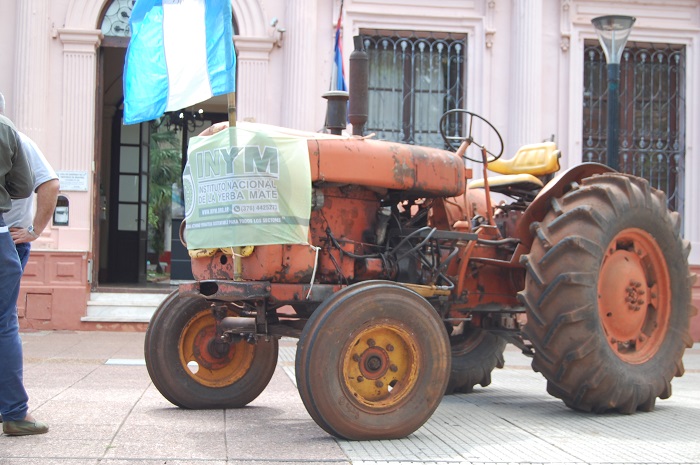 Photo of El tractor en la plaza 9 de Julio de Posadas, símbolo en defensa del INYM