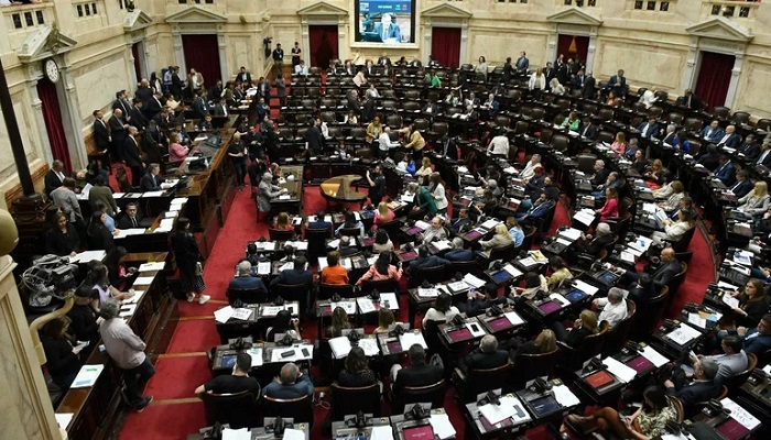 Photo of Tras el recorte de Milei, radicales y peronistas salen a defender el fondo para docentes