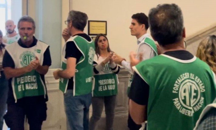 Photo of Los despidos masivos ya causan pánico en el Estado: los empleados se cuidan hasta de ser fotografiados para que no los «marquen»