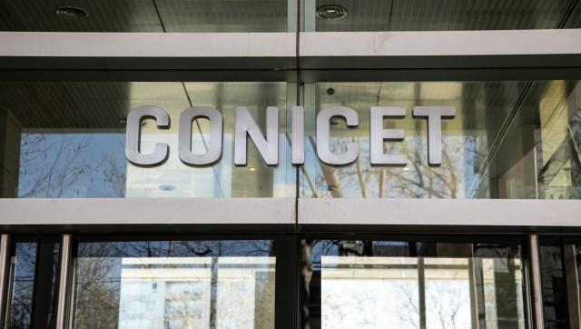 Photo of Recortes y Despidos en el Ámbito Científico Argentino genera el éxodo de científicos