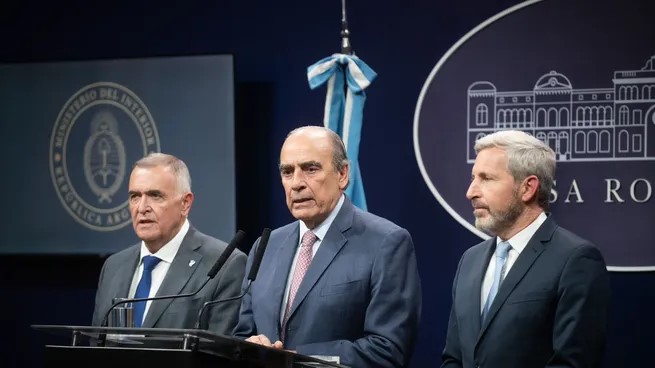 Osvaldo Jaldo, Guillermo Francos y Rogelio Frigerio brindan una conferencia de prensa tras la reunión enre Gobierno y gobernadores.