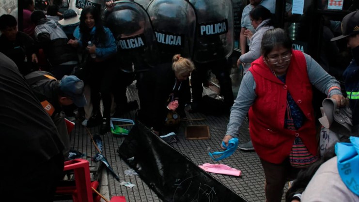 Photo of Feroz represión policial a la marcha de organizaciones sociales que demandaba alimentos para comedores