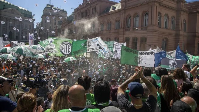 Vencen miles de contratos de estatales y el Gobierno avanza con una nueva ola de despidos Vencen miles de contratos de estatales y el Gobierno avanza con una nueva ola de despidos