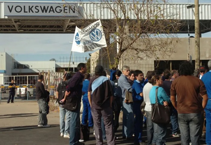 Volkswagen y el mito del “retiro voluntario”: despidos encubiertos en el corazón de la crisis laboral Argentina Volkswagen y el mito del “retiro voluntario”: despidos encubiertos en el corazón de la crisis laboral Argentina