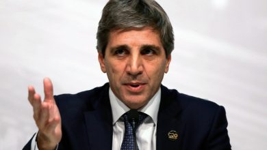 Photo of “Precios adelantados”: la singular explicación de Caputo para defender el precio del dólar