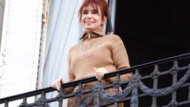 Photo of Cristina Kirchner salió al balcón a saludar a la militancia en el Día del Padre