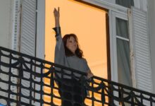 Photo of Cristina Kirchner saludó a la militancia estudiantil de la Marcha Universitaria en San José 1111