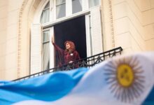 Photo of Cristina Kirchner salió a saludar a la militancia este 25 de Mayo