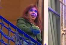 Photo of CFK saludó a la militancia, a un año de su presidio