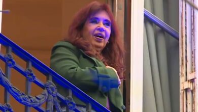 Photo of CFK saludó a la militancia, a un año de su presidio