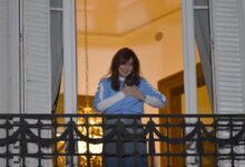 Photo of Desde el balcón, Cristina agradeció el apoyo de la militancia