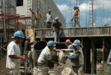 Photo of Cinco de cada 10 argentinos se percibe de clase baja y el 86% asegura que su salario pierde contra la inflación