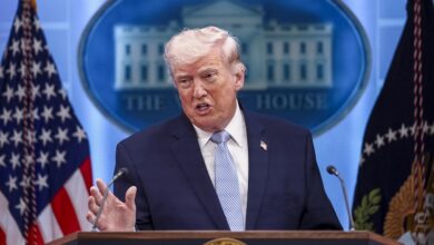 Photo of ​Trump regala dólares por votos -La columna de Néstor Restivo